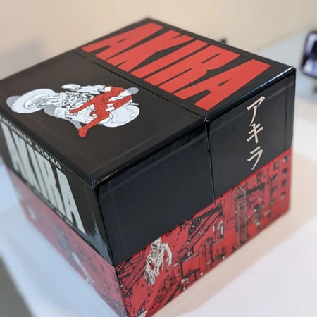 اصدار خاص صندوق مجموعة مانجا اكيرا، غلاف ثقيل.