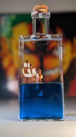 سفينة طاقم لوفي ثاوزند ساني-غو داخل قارورة.