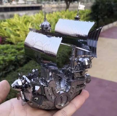 سفينة لوفي ثاوزند ساني فضي من ون بيس ،الماده ستيل