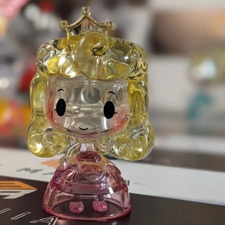 فيقرز شخصية الأميرة النائمة من عالم ديزني ، تركيب على هيئة كريستال.