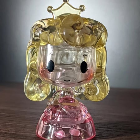 فيقرز شخصية الأميرة النائمة من عالم ديزني ، تركيب على هيئة كريستال.