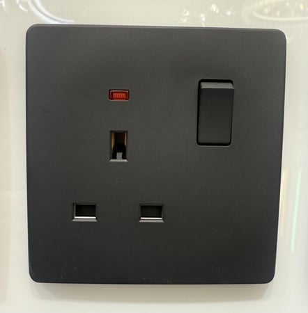 فيش كهرباء ١٣ أمبير اسود الأصلي