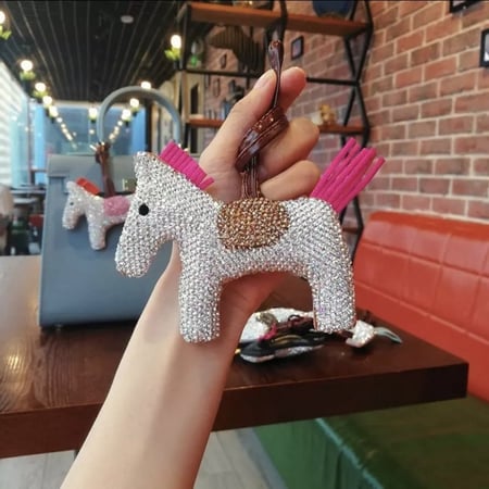 تعليقة للحقيبة بشكل حصان ( كريستال من جهة واحدة فقط)