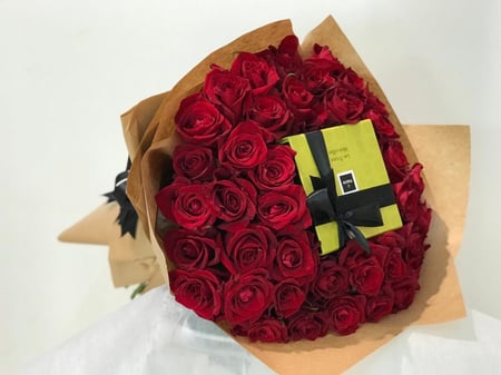 بوكيه ورد طبيعي مع شوكولا باتشي