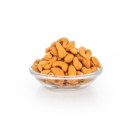 حبات كاجو مملحة ومحمصة من الذواقة ذات لون ذهبي وقوام مقرمش ومميز