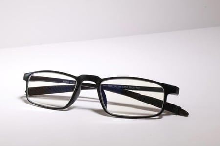 نظارة مكبرة للقريب