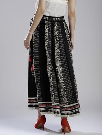 تنورة طويلة واسعة