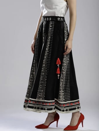 تنورة طويلة واسعة