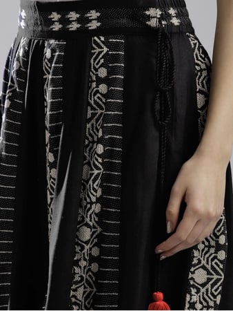 تنورة طويلة واسعة