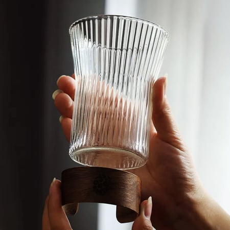 كوب زجاج بممسك خشب