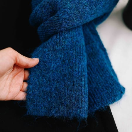 سكارف صوف أزرق