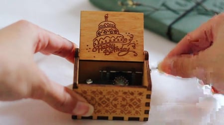 صندوق موسيقى أسود Happy Birthday