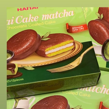 مارشميلو كيك بنكهة الماتشا مغطى بالشكولاته يحتوي على 12 حبات