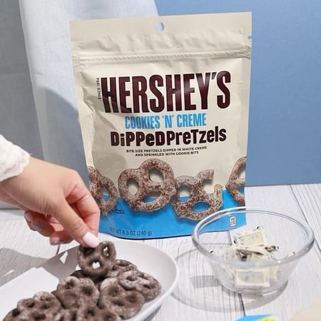 بريتزل كوكيز اند كريم هيرشيز ( مستورد من امريكا ) 240g