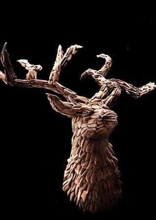 تمثال رأس غزال مصنوع بالكامل من قطع العود بتفاصيل دقيقة من متجر الغزال