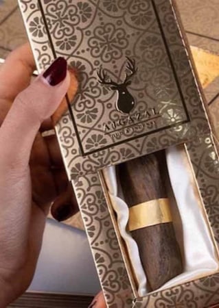 بنت تمسك علبه هدايا عود فاخر من متجر هدايا عود عاج الغزال