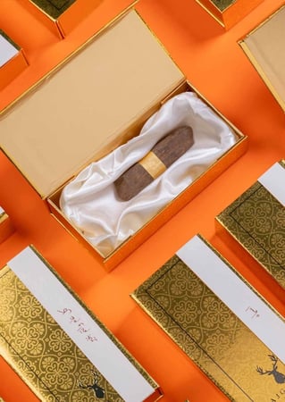 علب توزيعات عود فاخر عليها كلمة كل عام وانتم بخير من متجر عاج الغزال