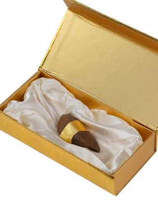 عود صغير في علبه ذهبي مبطنه بقماش ابيض من متجر عاج الغزال