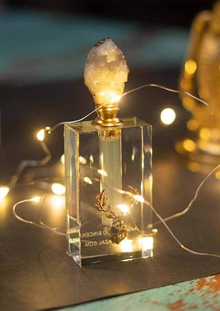 كرستالة مسك ابيض حولها انوار رمضانية من متجر مسك عاج الغزال