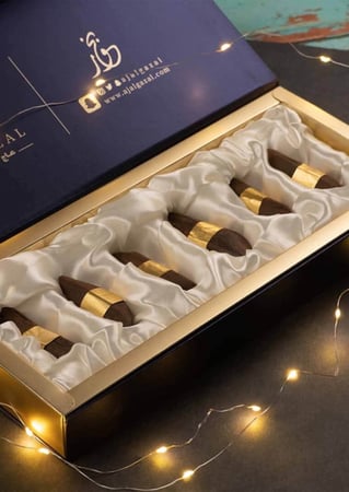 علبه هدايا عود رمضاني فيه عود ملفوف بورق ذهبي من متجر هدايا عود غزال