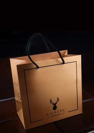 كيس هدايا مسك بني فاتح عليه رسمة غزال