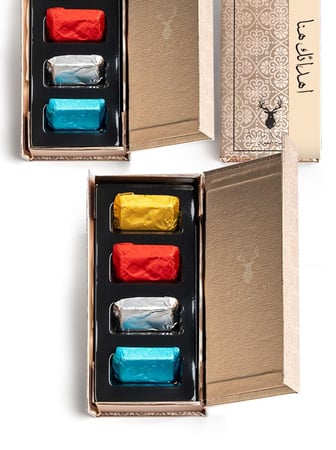 علبة توزيعات ذهبية عليها اكتب اهدائك فيها بخور ملون منوع من متجر غزال