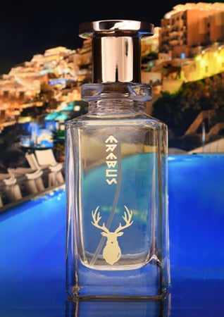 عطر مكتوب عليه اريبوس باليوناني من متجر عطور عاج الغزال وخلفة شاطئ