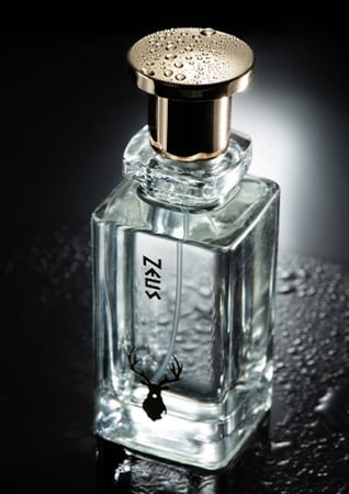 عطر زيوس اليوناني من متجر عطور الغزال عليه قطرات ماء بخلفية سوداء