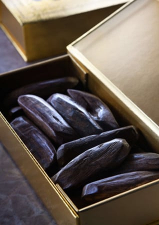 صندوق ذهبي فيه قطع عود طبيعية مرتبة بعناية 3 اوقية عود من متجر الغزال