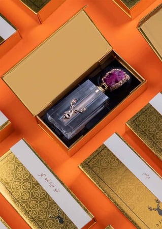 توزيعات مسك حجم كبير فاخر في علب ذهبية من متجر عاج الغزال