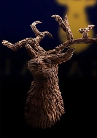 تمثال من العود على شكل غزال على خلفية سوداء من متجر عود وهدايا الغزال