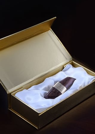 قطعة عود ملفوفة بورق ذهبي في صندوق فاخر مبطن بقماش أبيض من متجر الغزال