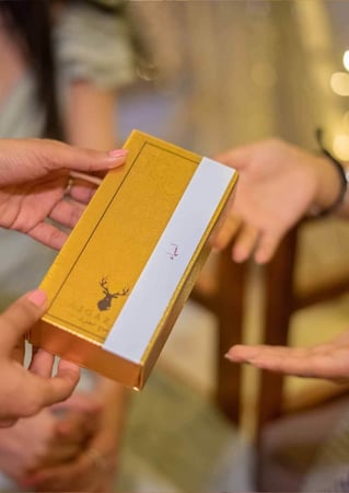 بنت تسلم هدية توزيعات رمضانية عليها اسم في علبه ذهبي من متجر توزيعات