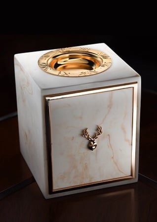 حامل بخور رخام فاخر بشعار رأس غزال ذهبي من متجر عاج الغزال