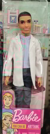 دمية طبيب الأسنان كين سمراء مع طب الأسنان المهنية