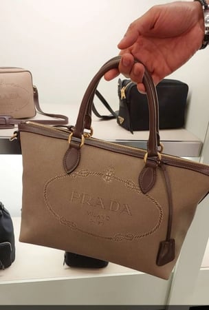 شنطة برادا اصلية كبيره شامل الملحقات