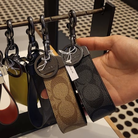 ميداليات ماركة كوتش اصلية