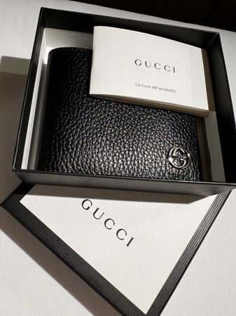 محفظة قوتشي الرجالية نقش مميز