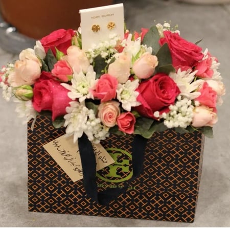 كيس الهدية توري بورش - يلزم شراء احد منتجات توري بورش