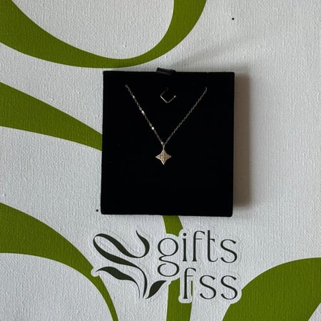 بوكيه ورد فاخر مع سلسال ذهب عيار 18 – هدية تجمع الأناقة والرقي