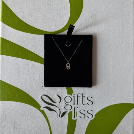 بوكيه ورد فاخر مع سلسال ذهب عيار 18 – هدية تجمع الأناقة والرقي