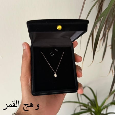 بوكيه ورد فاخر مع سلسال ذهب عيار 18 – هدية تجمع الأناقة والرقي