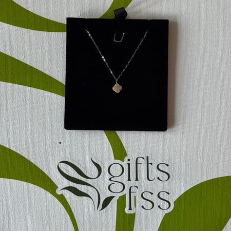 بوكيه ورد فاخر مع سلسال ذهب عيار 18 – هدية تجمع الأناقة والرقي