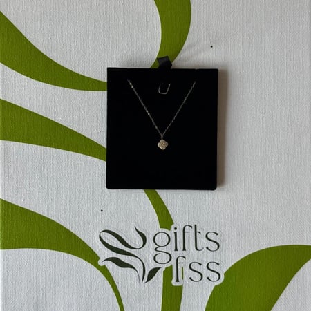 بوكيه ورد فاخر مع سلسال ذهب عيار 18 – هدية تجمع الأناقة والرقي