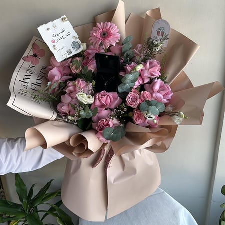 بوكيه ورد فاخر مع سلسال ذهب عيار 18 – هدية تجمع الأناقة والرقي