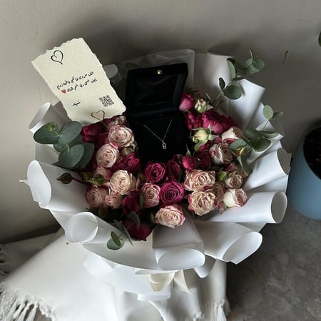 بوكيه ورد فاخر مع سلسال ذهب عيار 18 – هدية تجمع الأناقة والرقي