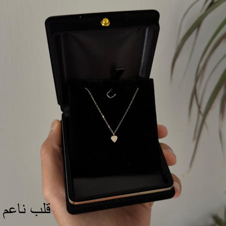 بوكيه ورد فاخر مع سلسال ذهب عيار 18 – هدية تجمع الأناقة والرقي