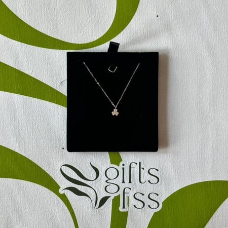 بوكيه ورد فاخر مع سلسال ذهب عيار 18 – هدية تجمع الأناقة والرقي