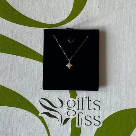 بوكيه ورد فاخر مع سلسال ذهب عيار 18 – هدية تجمع الأناقة والرقي