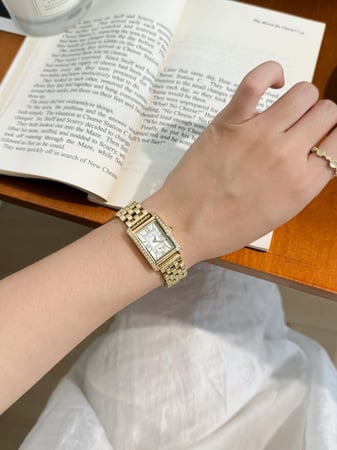 ساعة نسائية سكوت